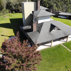 Casa com telhado Shingle renovado e pronto para as chuvas